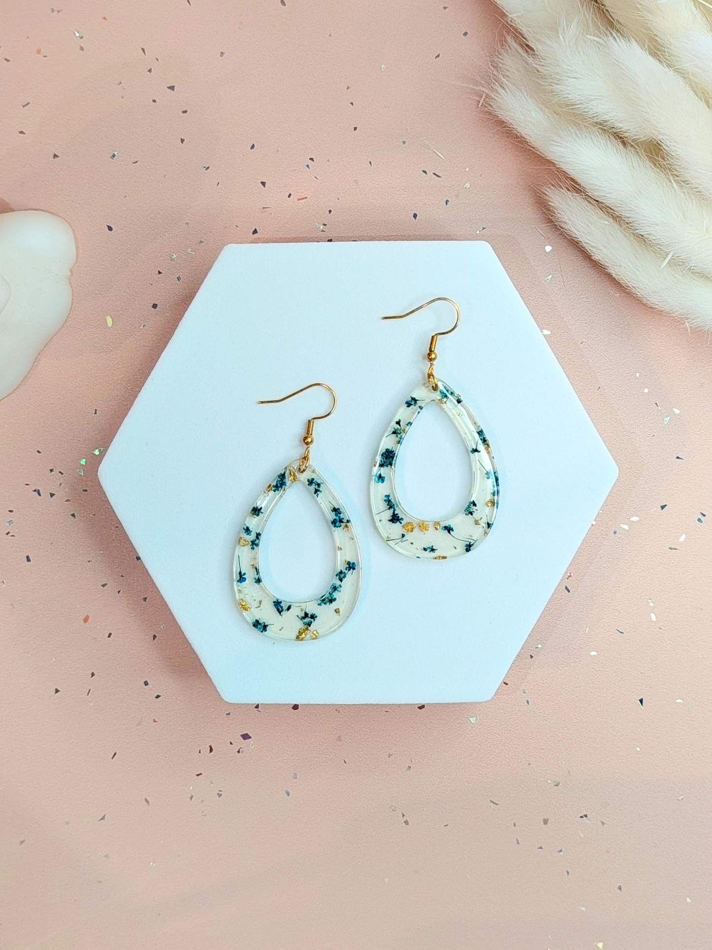 Boucles d’oreilles fleurs séchées en résine