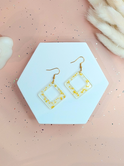 Boucles d’oreilles fleurs séchées en résine