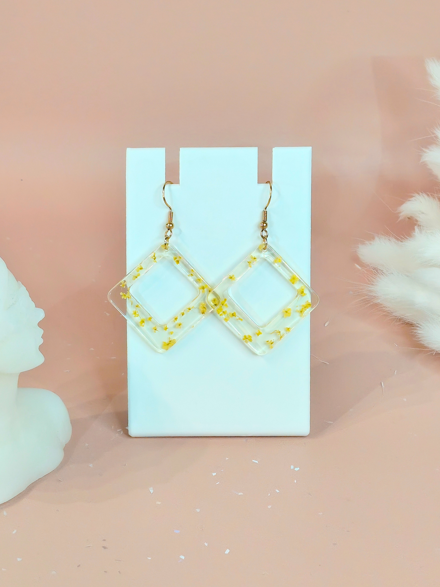 Boucles d’oreilles fleurs séchées en résine