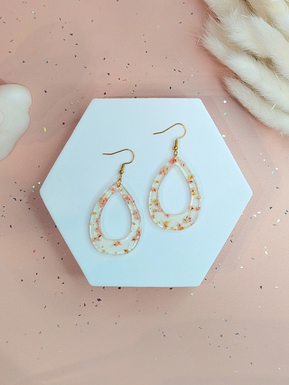 Boucles d’oreilles fleurs séchées en résine