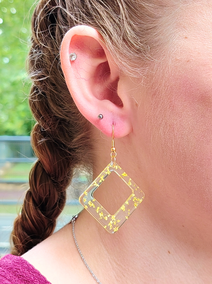 Boucles d’oreilles fleurs séchées en résine