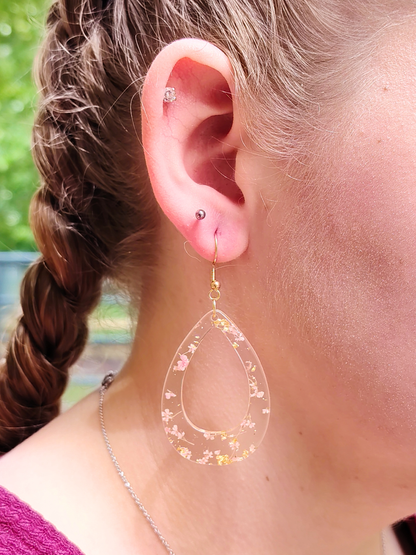 Boucles d’oreilles fleurs séchées en résine