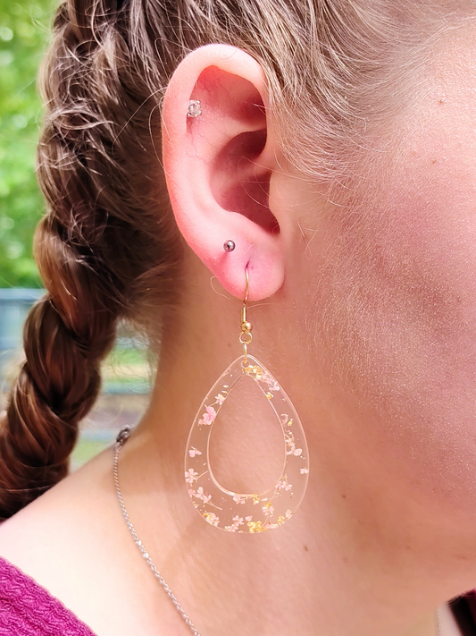 Boucles d’oreilles fleurs séchées en résine